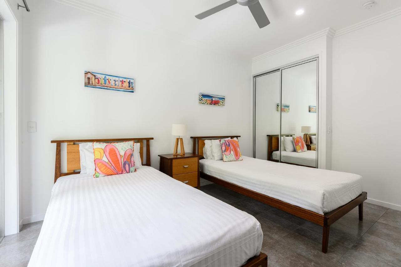 Island Views Beachfront Apartments Palm Cove Exterior photo