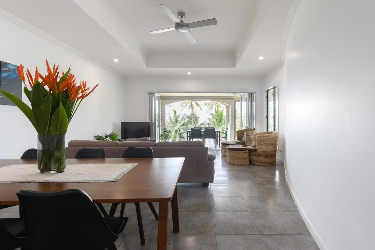 Island Views Beachfront Apartments Palm Cove Exterior photo