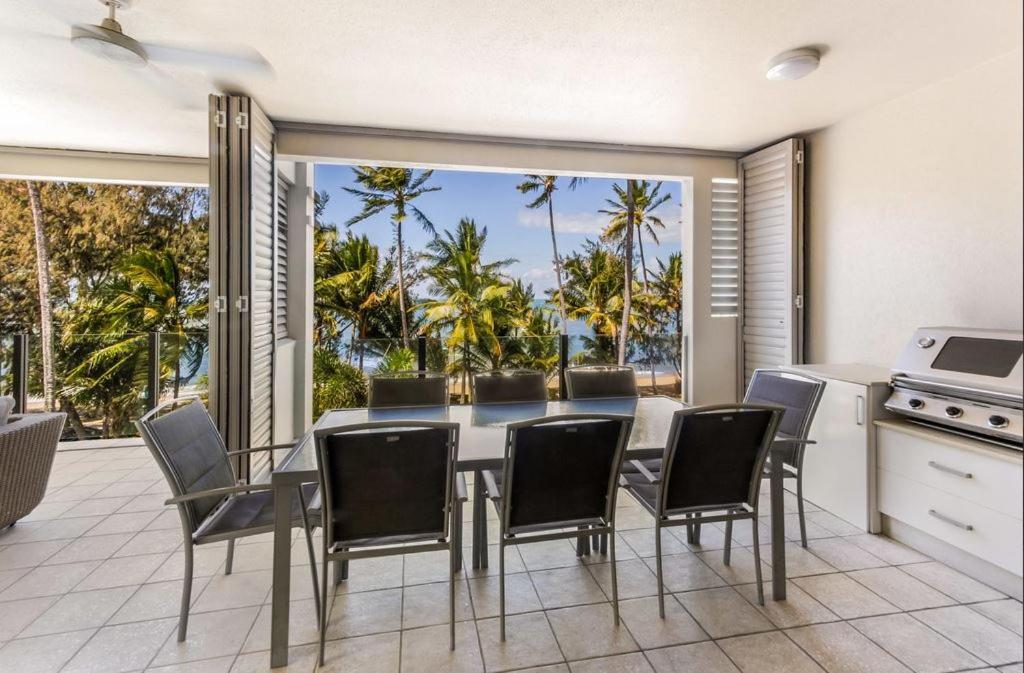 Island Views Beachfront Apartments Palm Cove Exterior photo