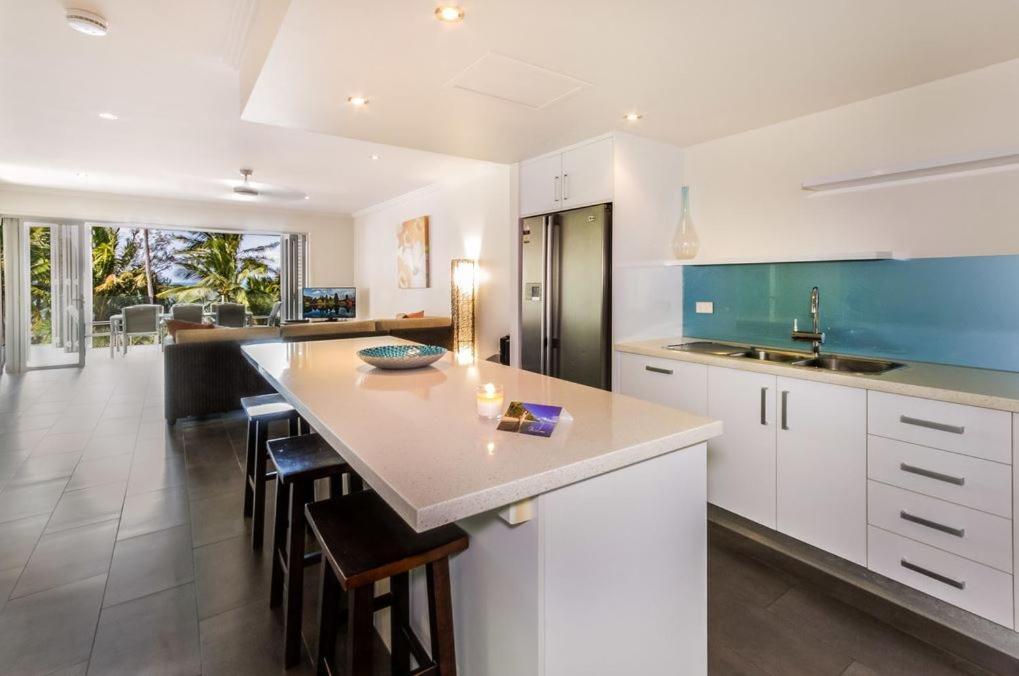 Island Views Beachfront Apartments Palm Cove Exterior photo