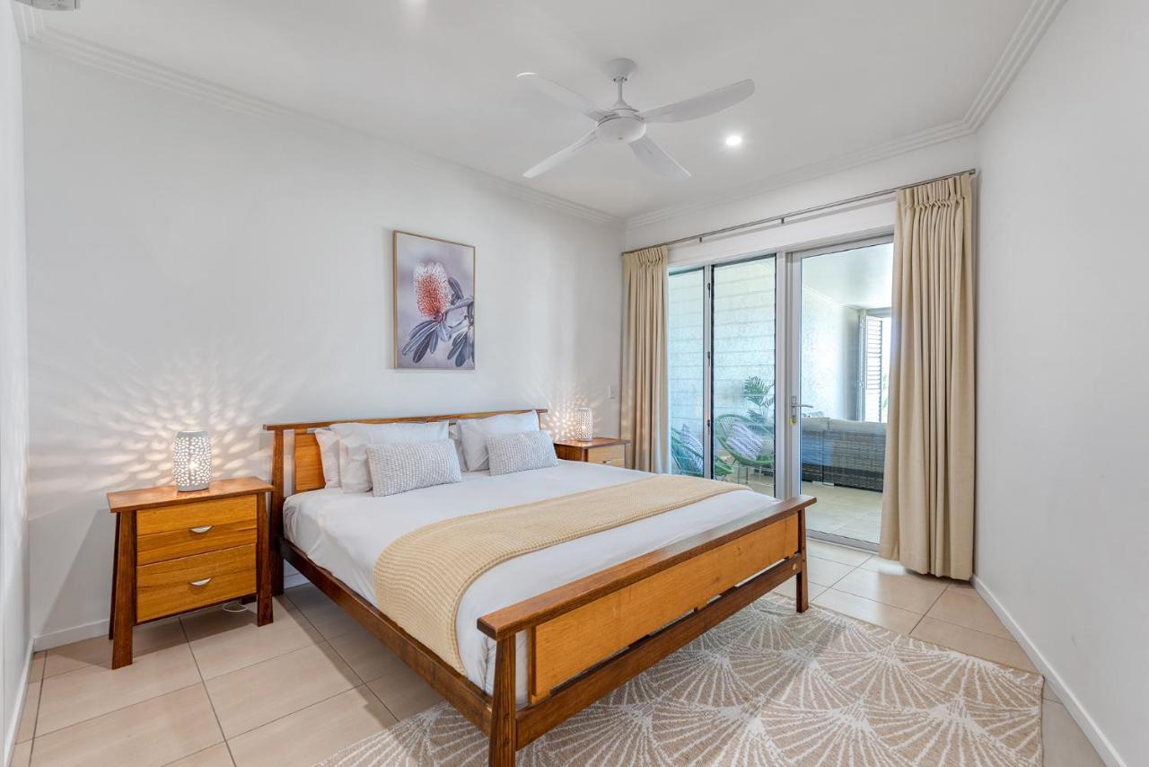 Island Views Beachfront Apartments Palm Cove Exterior photo