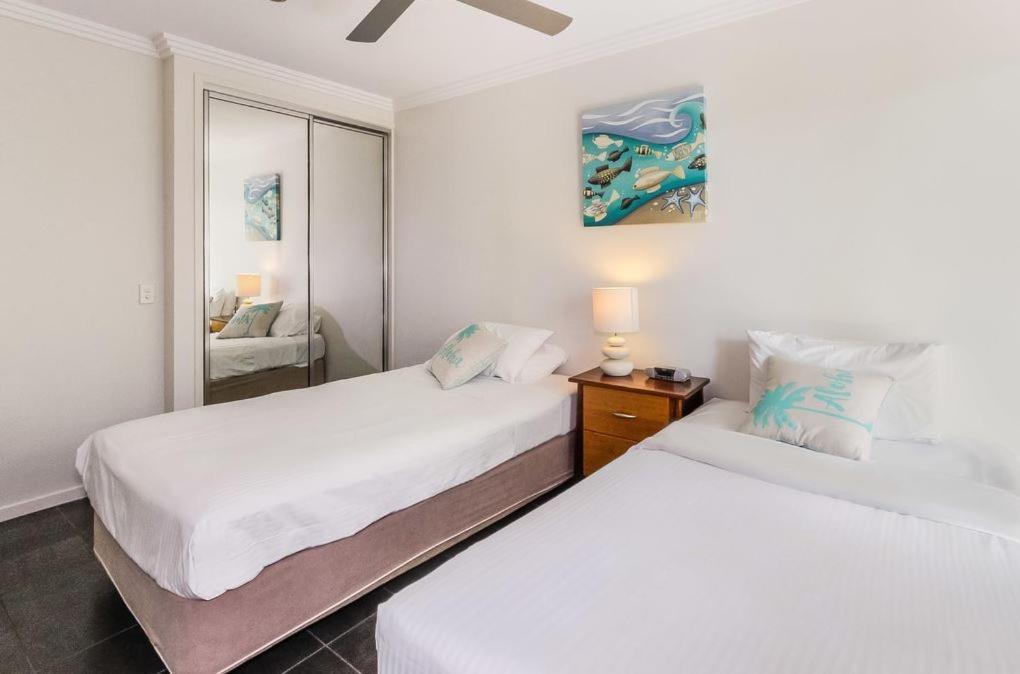 Island Views Beachfront Apartments Palm Cove Exterior photo