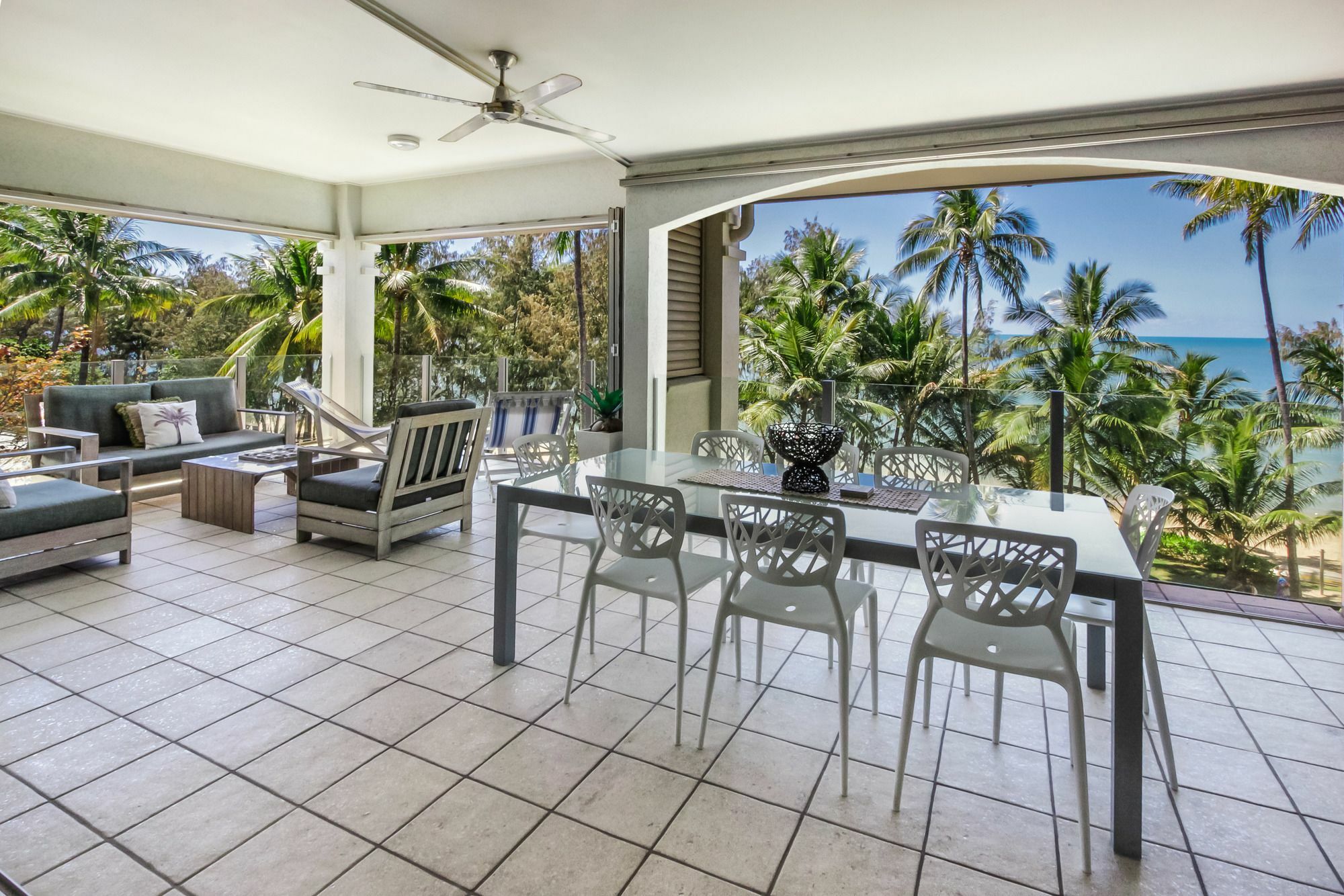 Island Views Beachfront Apartments Palm Cove Exterior photo