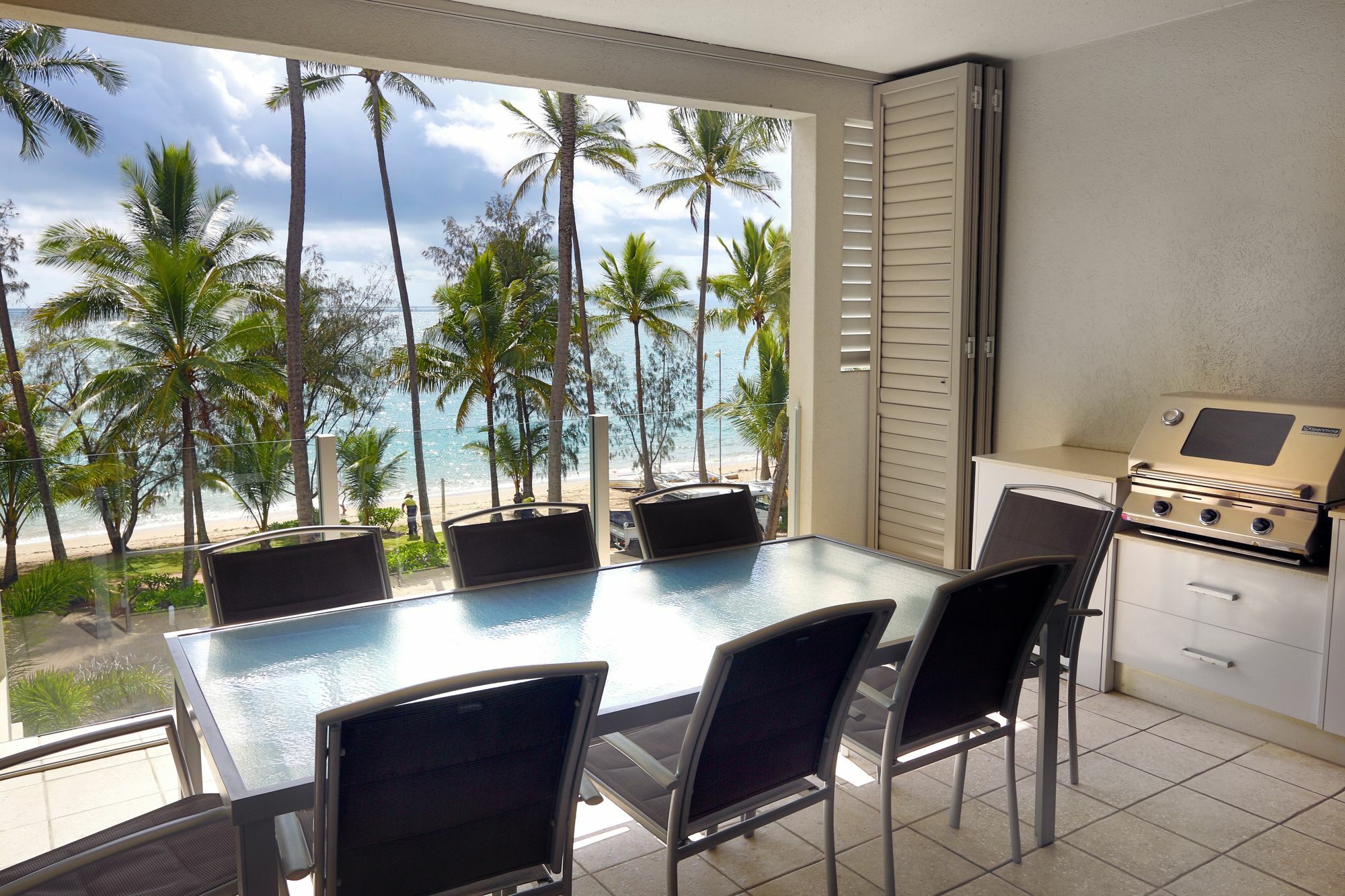 Island Views Beachfront Apartments Palm Cove Exterior photo