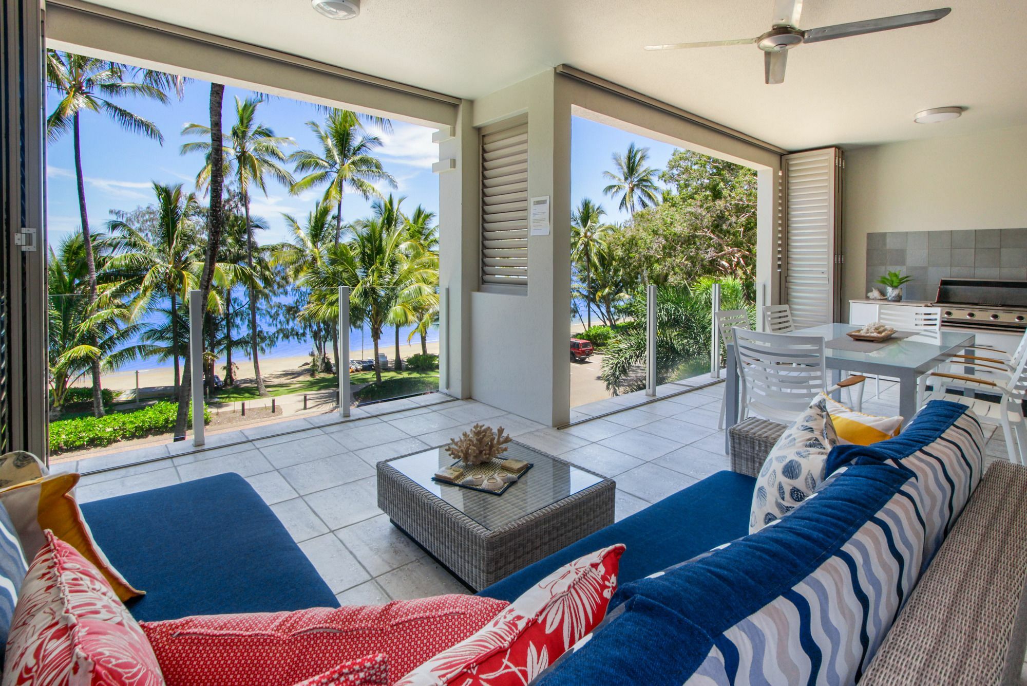 Island Views Beachfront Apartments Palm Cove Exterior photo