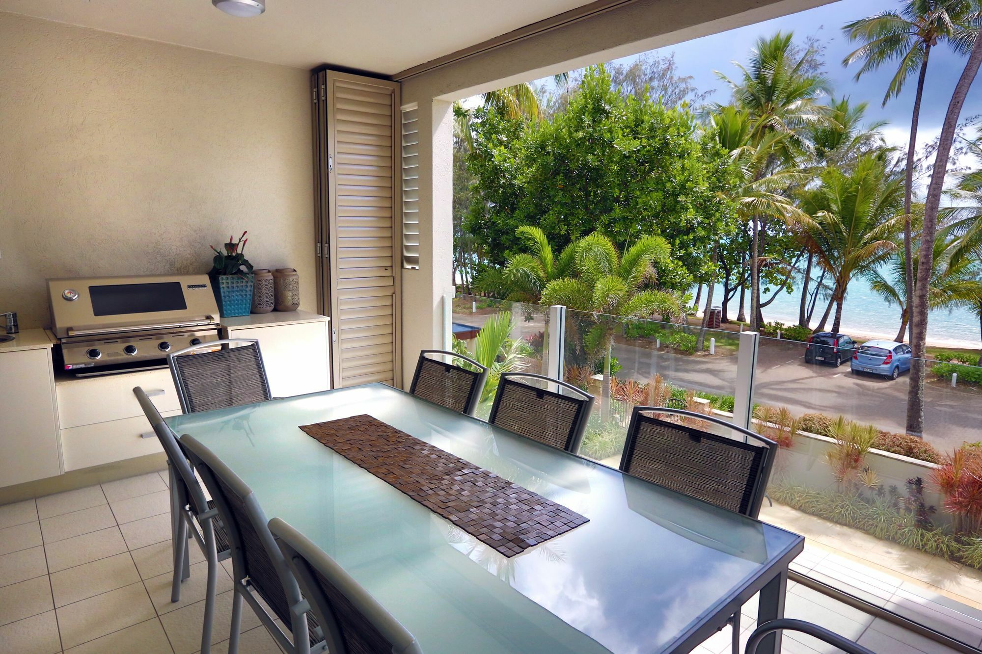 Island Views Beachfront Apartments Palm Cove Exterior photo